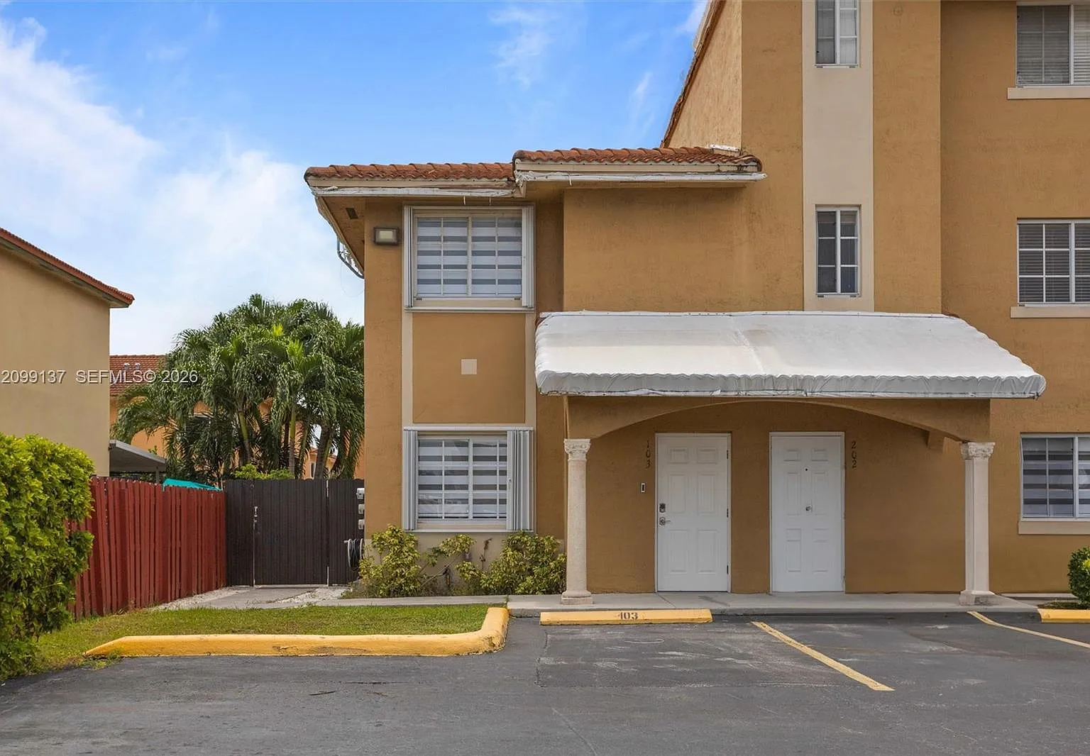 Coral Villas West Condo — Photo 1
