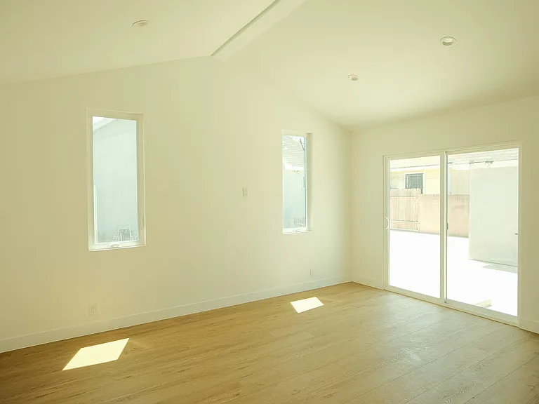 4313 1/2 Kenwood Ave — Photo 7