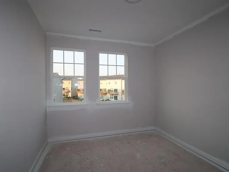 1021 Commack Dr — Photo 5