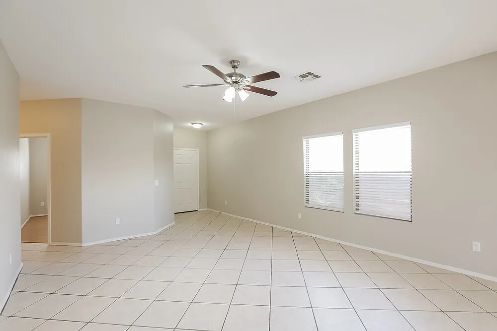 3 bed, 2.0 bath, 1392 sqft, $2,405 — Photo 4