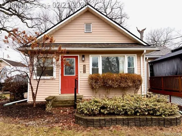 6332 Superior Dr, Brighton, MI 48116