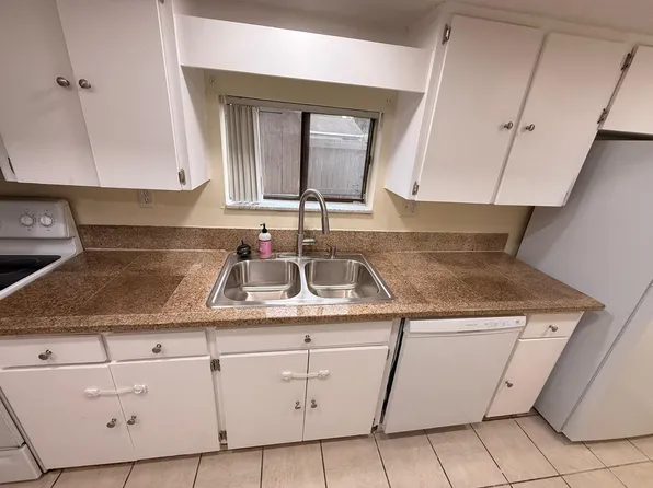 8622 Cattail Dr, Temple Terrace, FL 33637