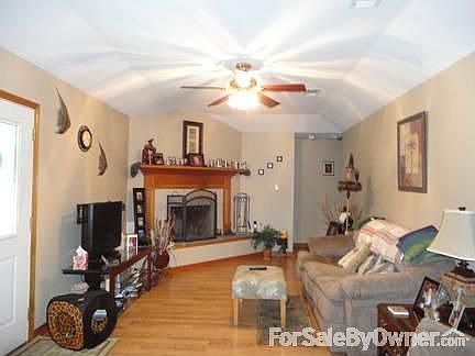 4th image of 109 Augusta St