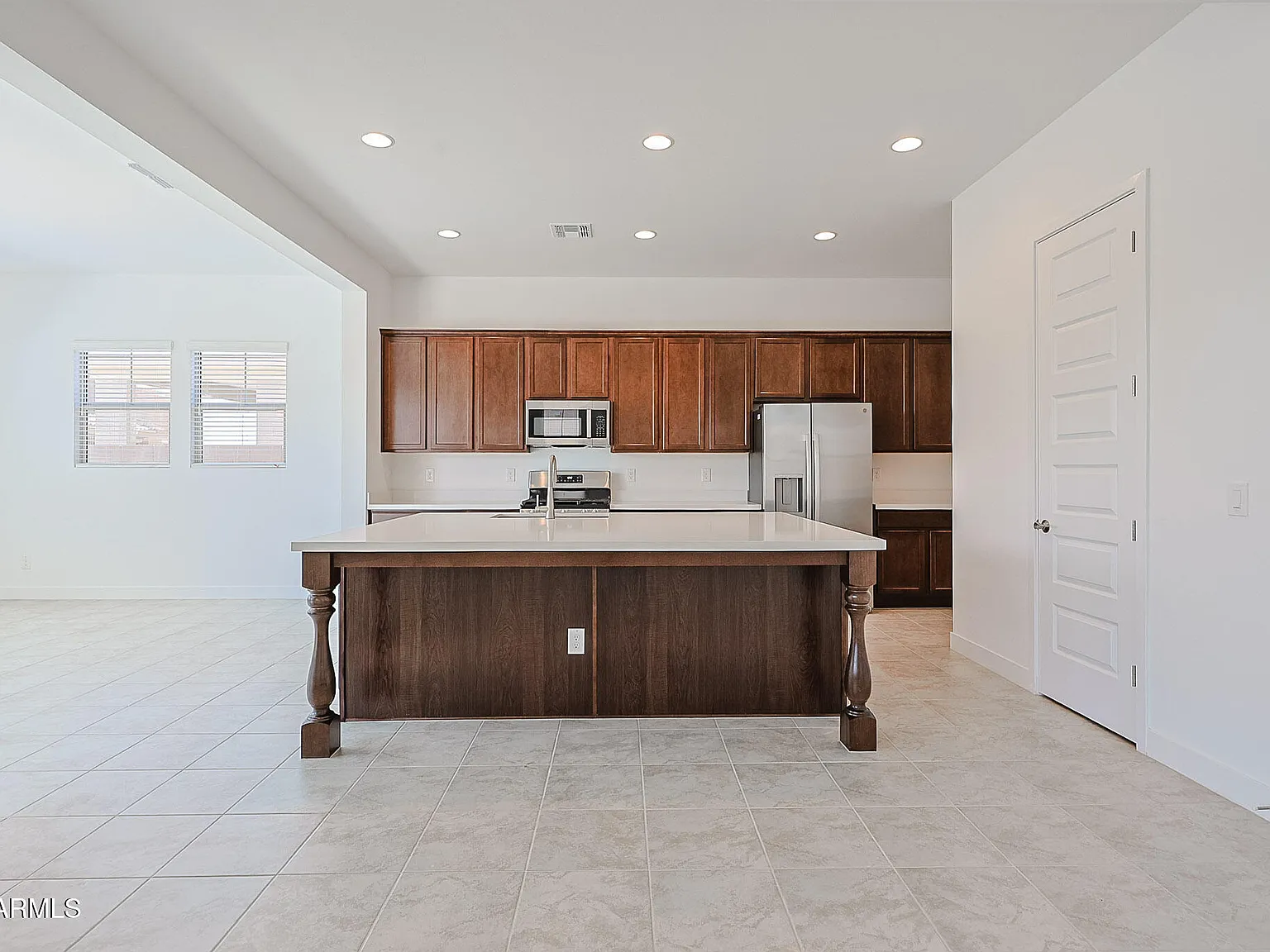 3 bed, 2.5 bath, 2691 sqft, $2,800 — Photo 2