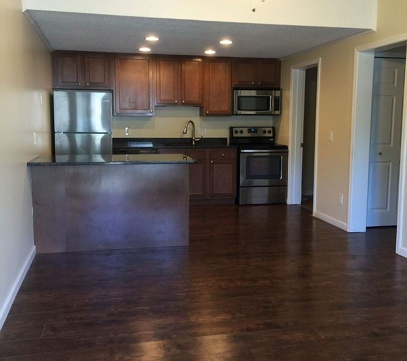 1st image of 301 Waterbury Ct