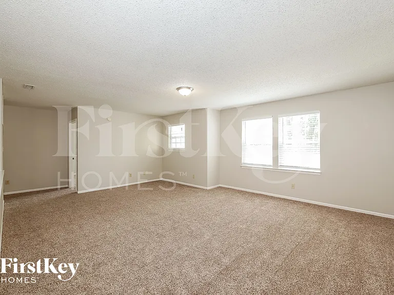 5757 N Plymouth Ct — Photo 7
