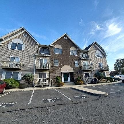 2nd image of 476 Forest St APT 6