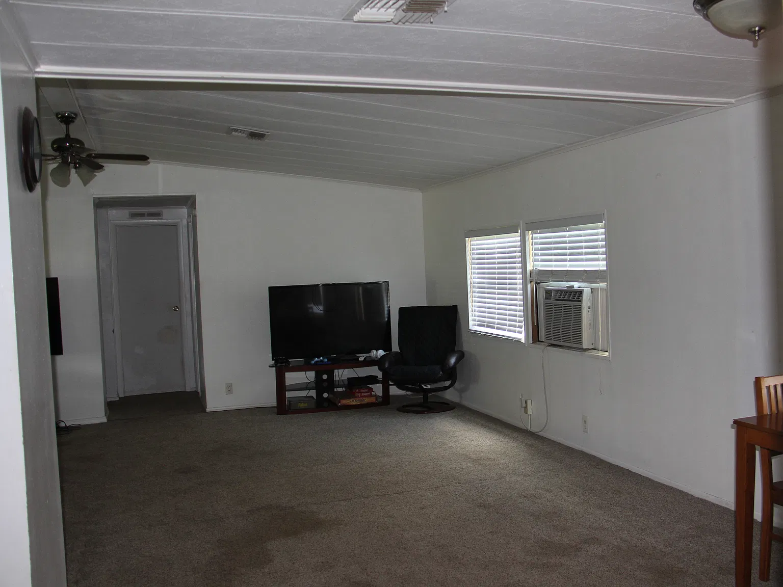 3 bed, 2300 sqft, $1,600 — Photo 2
