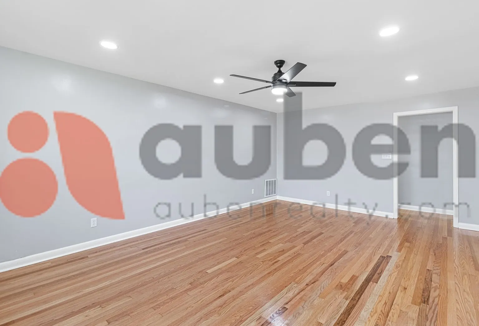 Beautifully Updated 3-Bedroom Home Gorgeous Kitchen & Hardwood Floors! — Photo 4