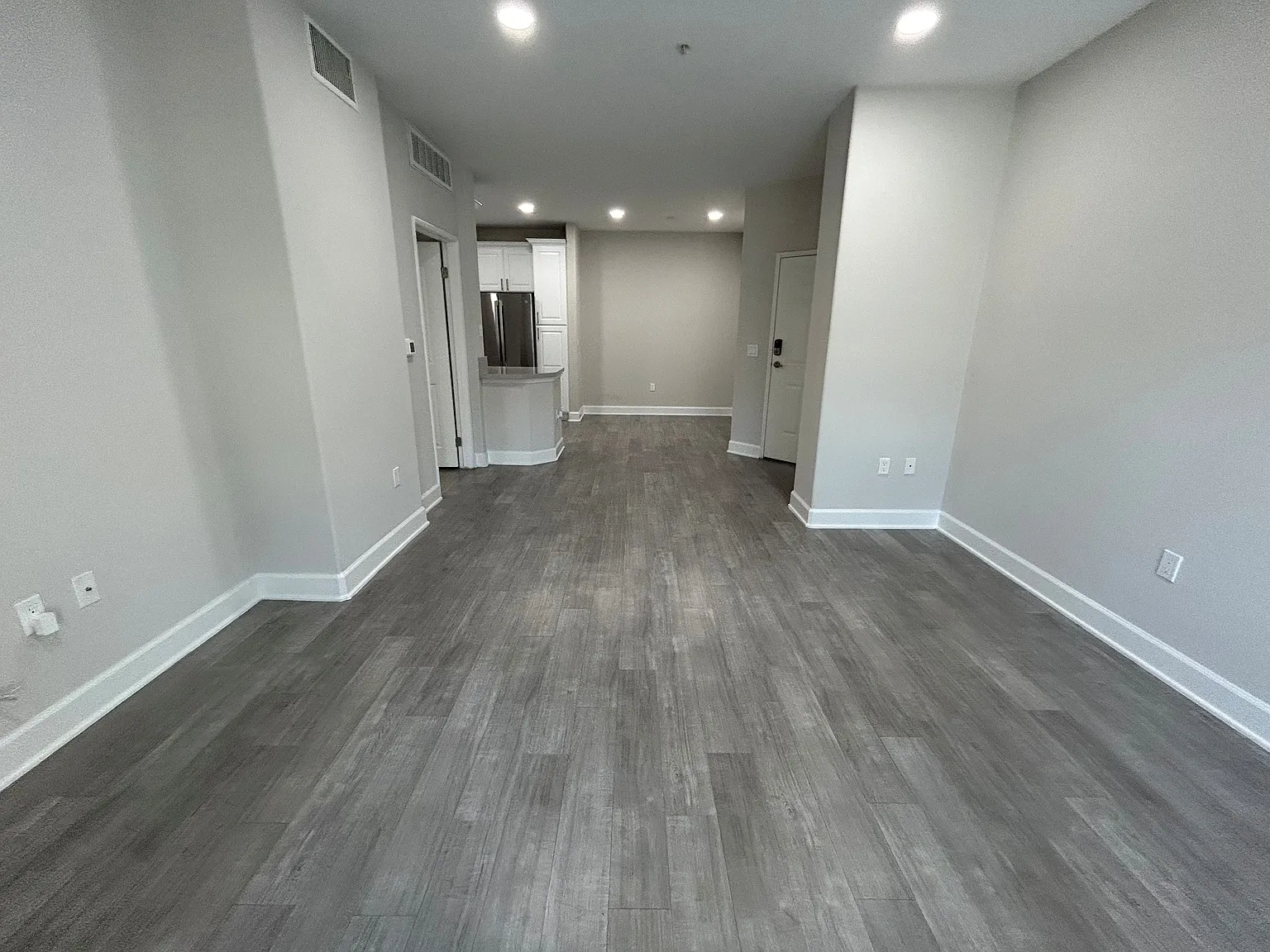 1 bed, 810 sqft, $3,506 — Photo 3