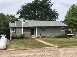 294 Center Point Dr, Montezuma, IA 50171