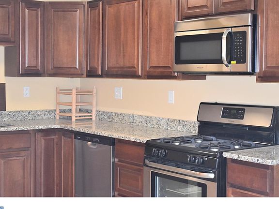 3rd image of 811 Crescent Dr