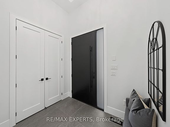 3rd image of 1062 Alexandra Ave