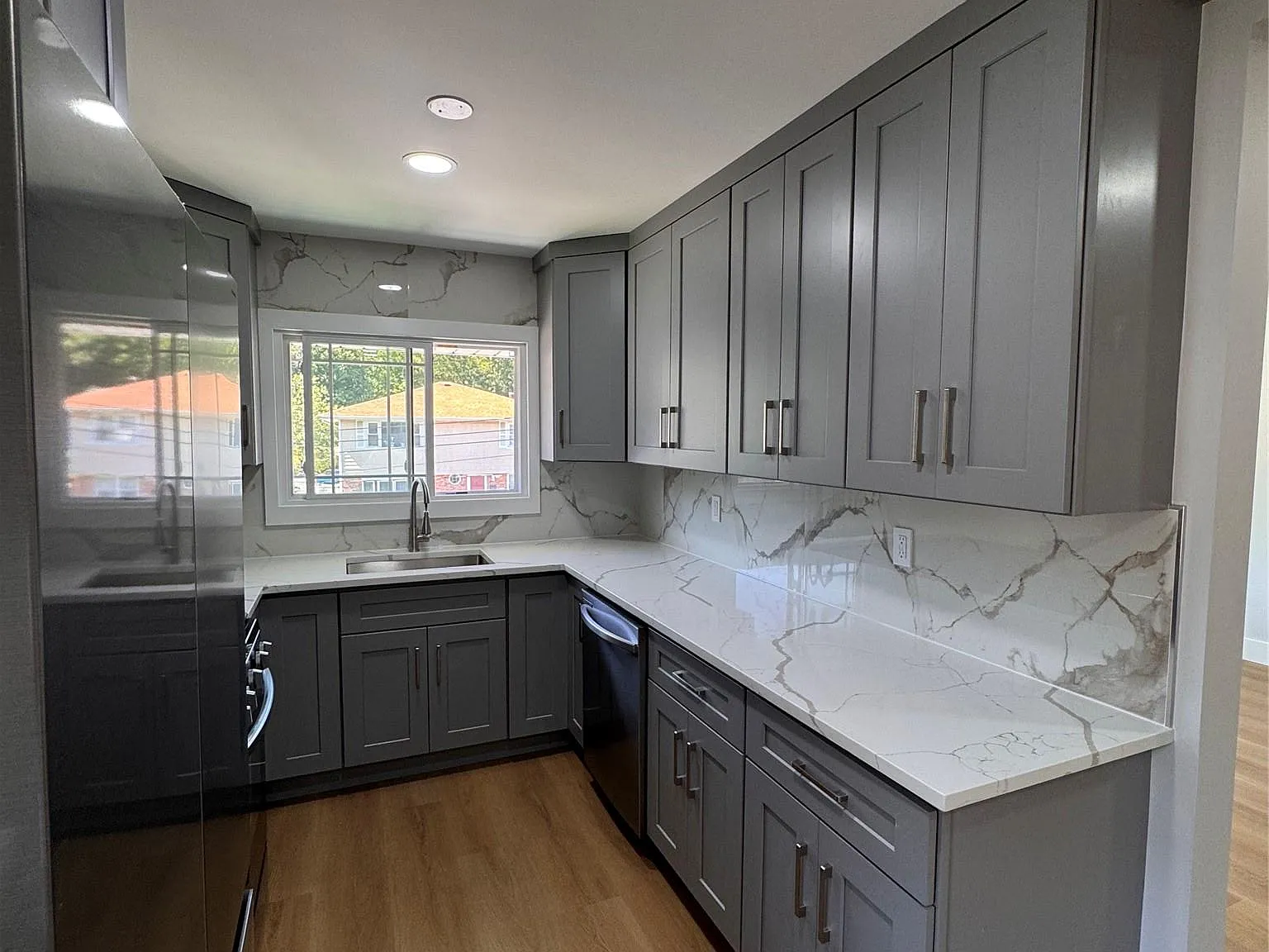 3 bed, 1.0 bath, 2368 sqft, $3,800 — Photo 2