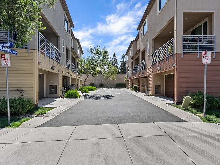 862 White Moonstone Loop — Photo 3