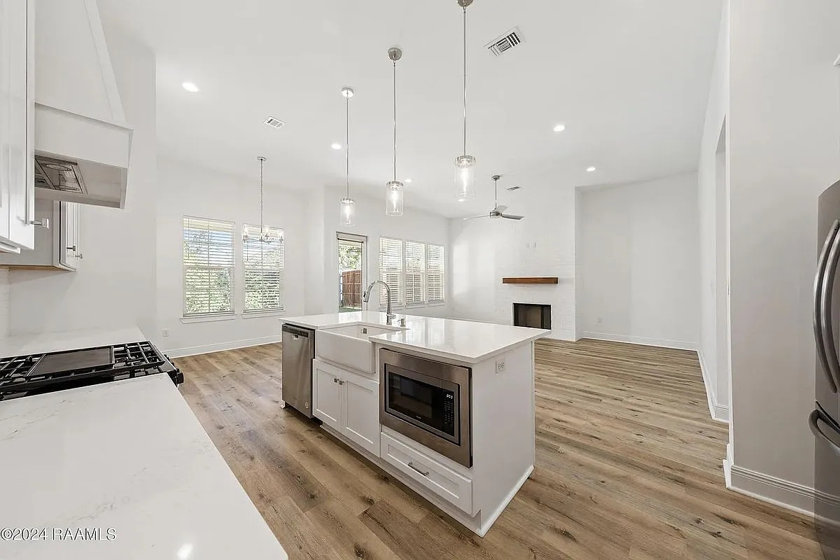 3 bed, 2.0 bath, 1823 sqft, $2,300 — Photo 4