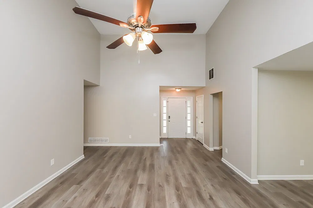 3 bed, 2.0 bath, 1421 sqft, $2,940 — Photo 4