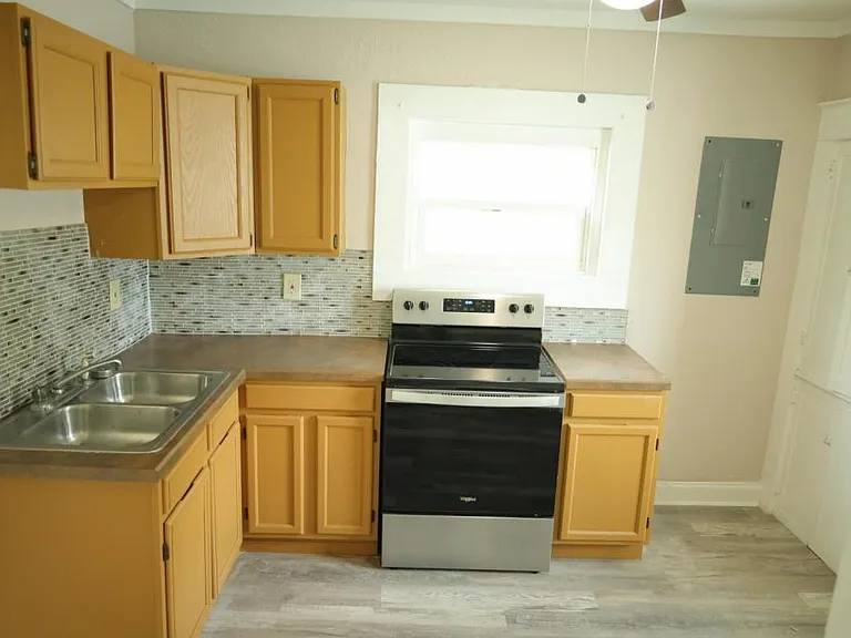 809 Adams St — Photo 20