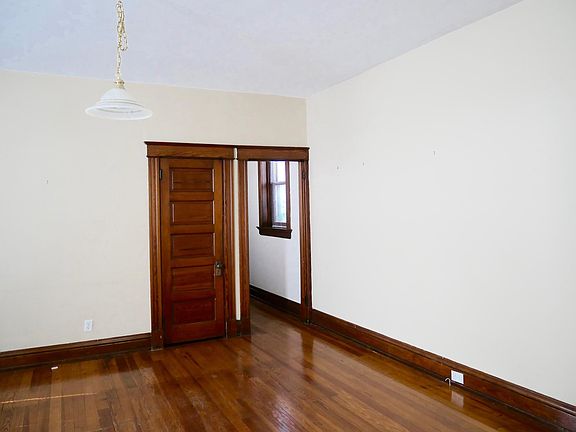 3rd image of 1572 Pullan Ave