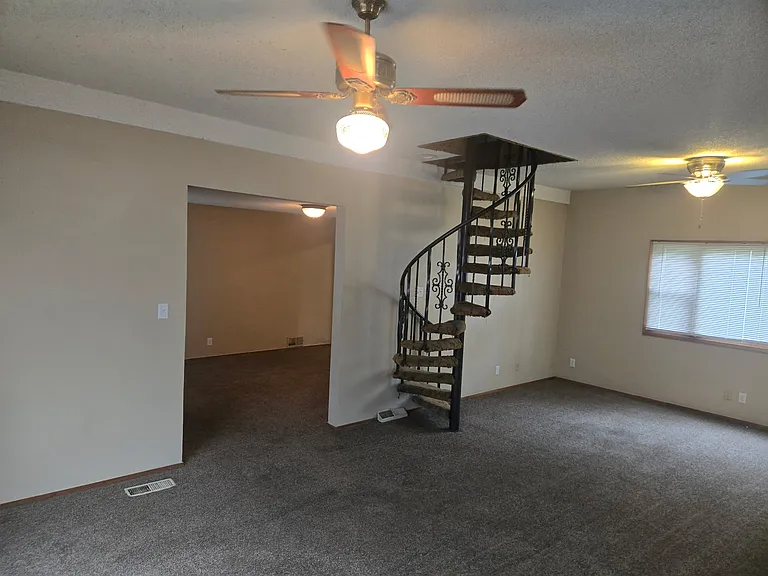 1013 Broadway St — Photo 6