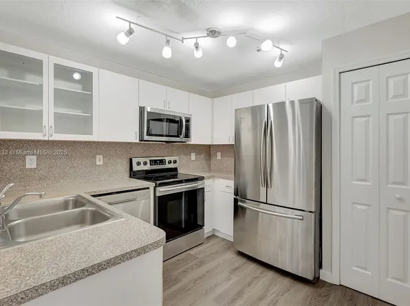 6141 NW 115th Pl APT 352, Doral, FL 33178