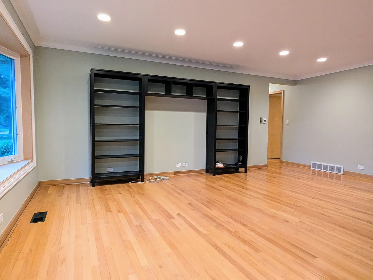 3 bed, 1.5 bath, 1341 sqft, $3,300 — Photo 3