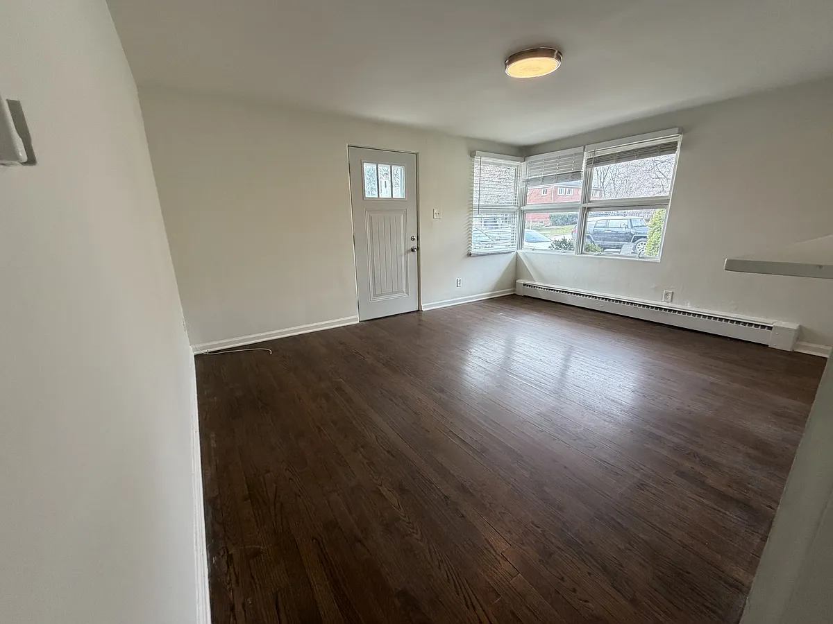 Building Photo - 26 E Washington Ave #1