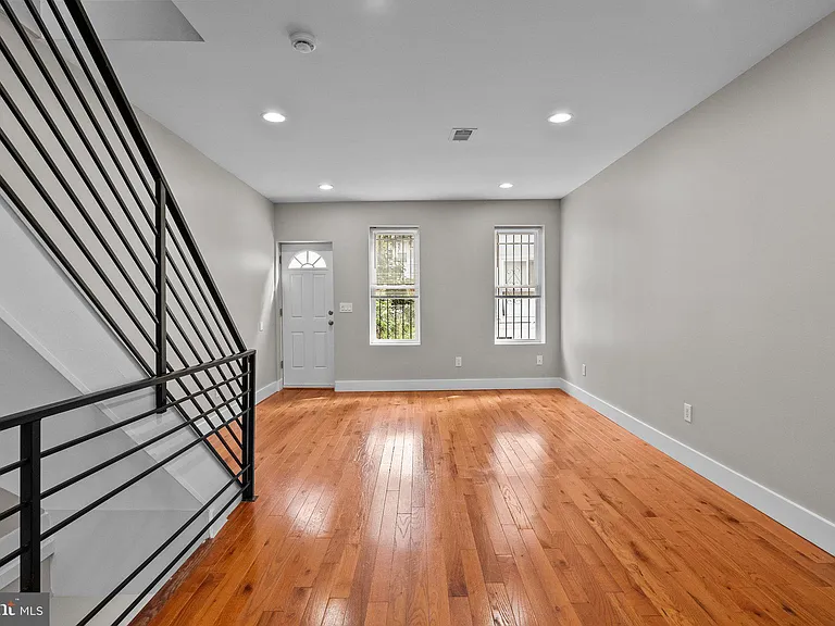 2142 N Percy St — Photo 5