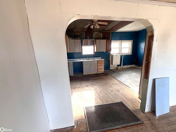 5th image of 303 W 3rd St