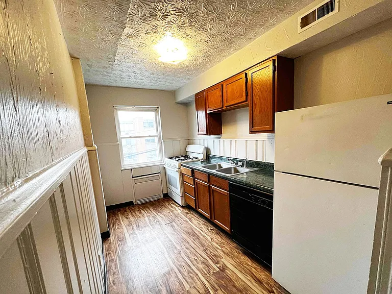 596 Lowell Ave — Photo 7