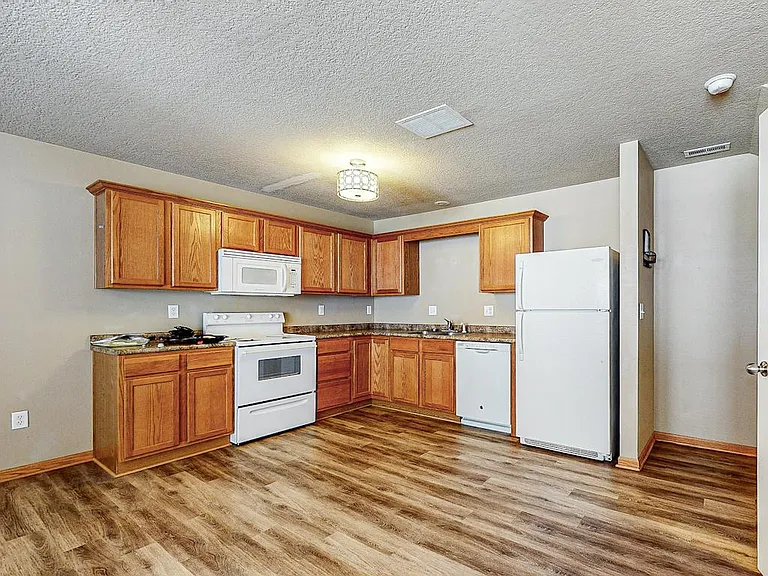 385 NE Sandalwood — Photo 3