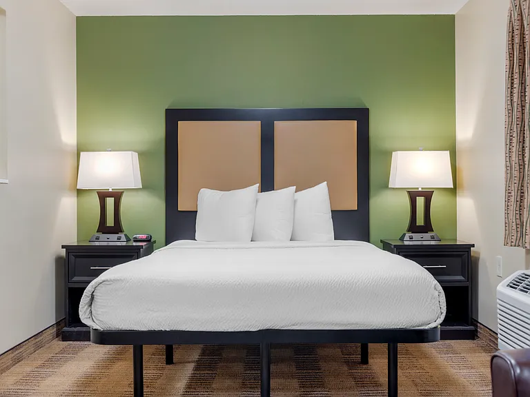 Deluxe Studio - 1 Queen Bed