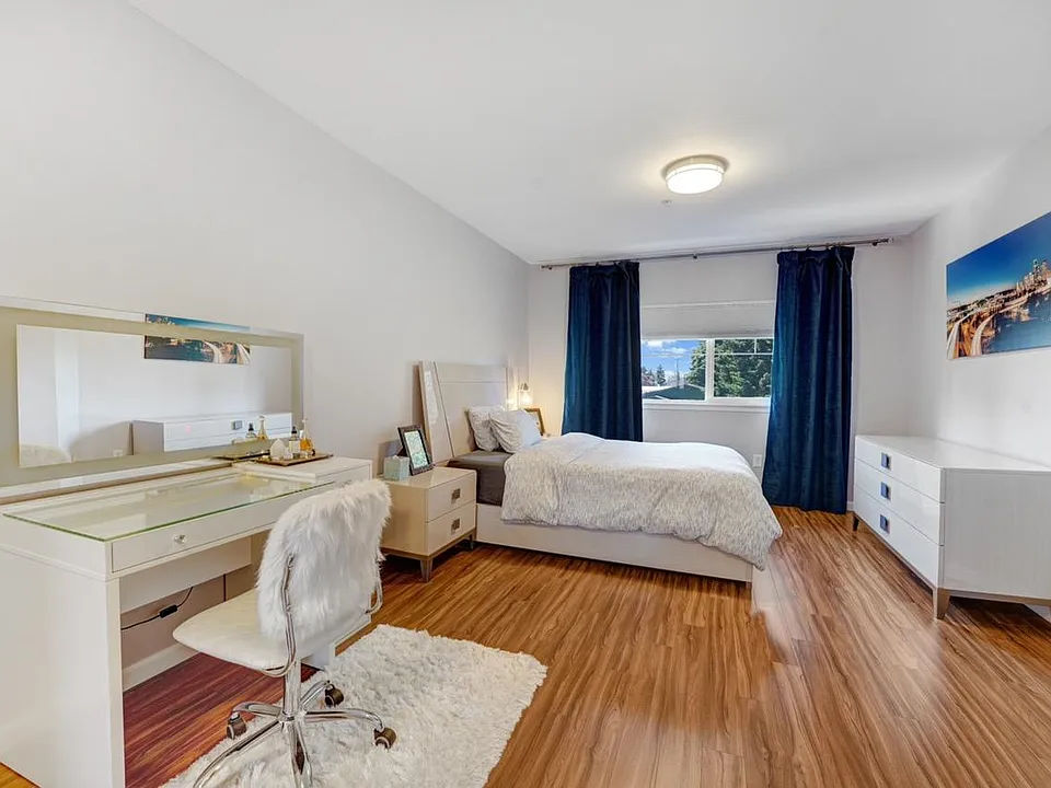 465 Queen Ave NE #403