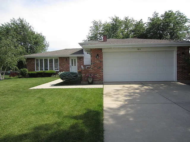 1811 Holly Ave photo 1