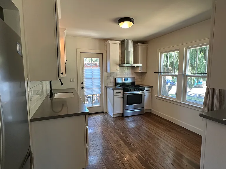 215 W 35th St — Photo 5