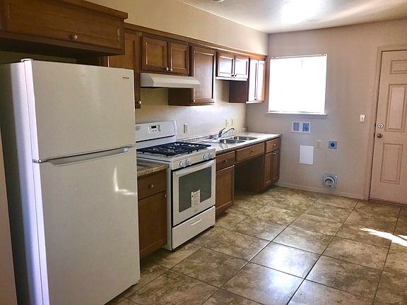 3rd image of 594 Lomaland Dr #1