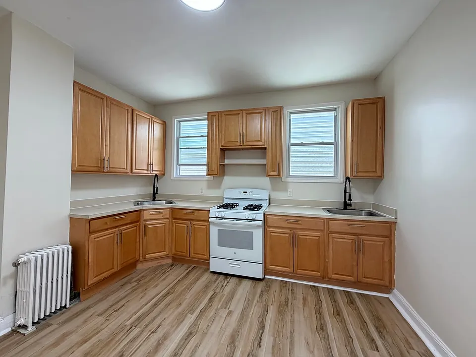 166 Bayview Ave #2