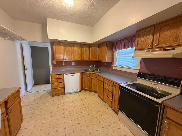 303 Jefferson Ave — Photo 14