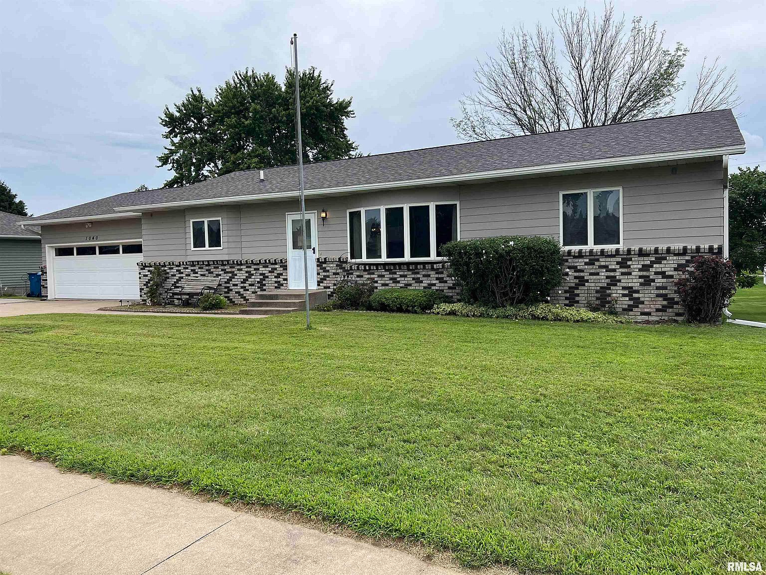 1040 15th Pl, Camanche, IA 52730 Zillow