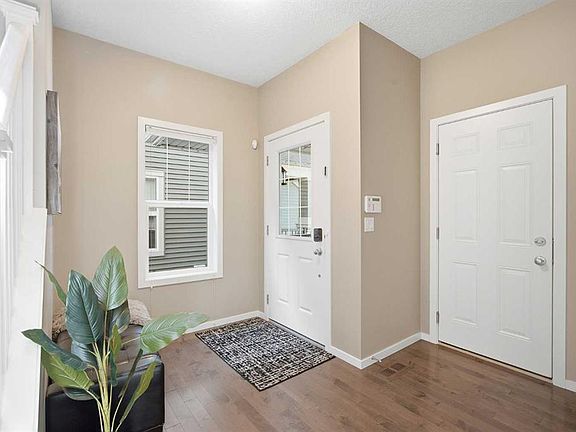 2nd image of 366 W Kings Heights Dr SE