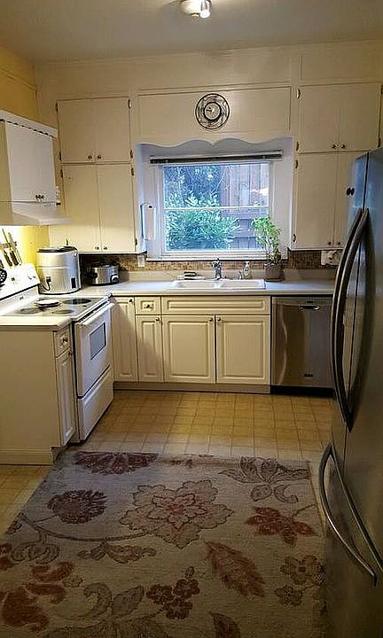 2nd image of 424 Douglas St