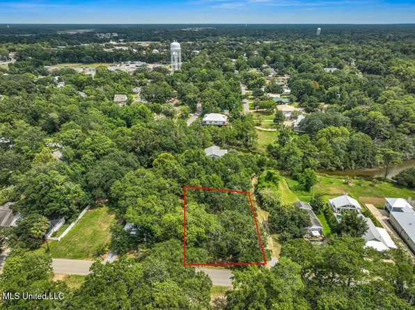 408 Magnolia Ave, Ocean Springs, MS 39564