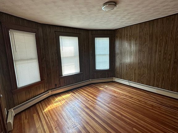 5th image of 136 Booth St