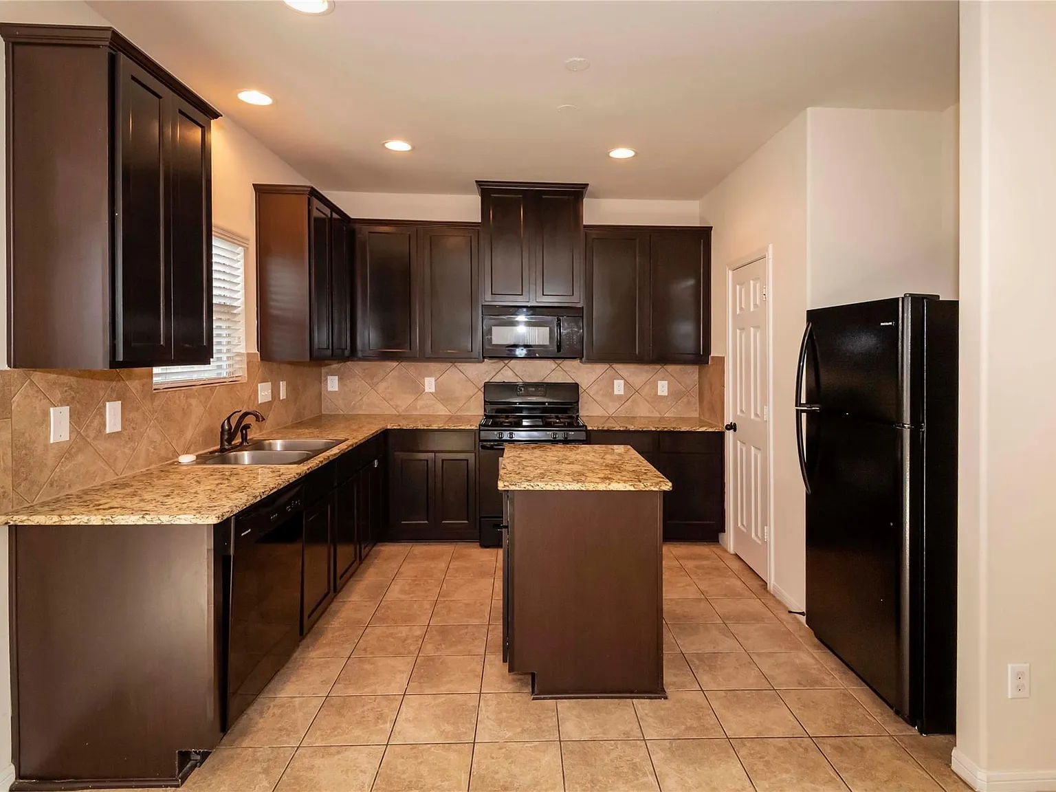 4 bed, 2.5 bath, 2016 sqft, $2,199 — Photo 3