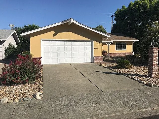 158 Rainier Cir — Photo 1