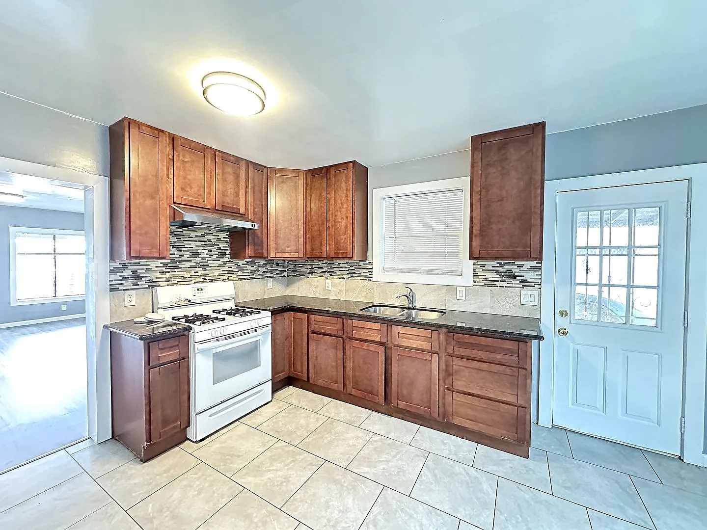 ~Lovely 2bdrm/2bath Newly Remodeled Home W/Washer&Dryer Hook Ups! — Photo 4