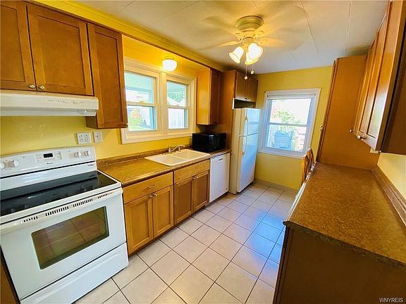 4th image of 70 Chardon Dr