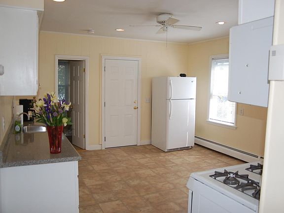 3rd image of 133 Stansbury St #2