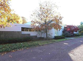 6 Cow Ln, Great Neck, NY 11024