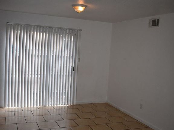 4th image of 115 E Iris Ave